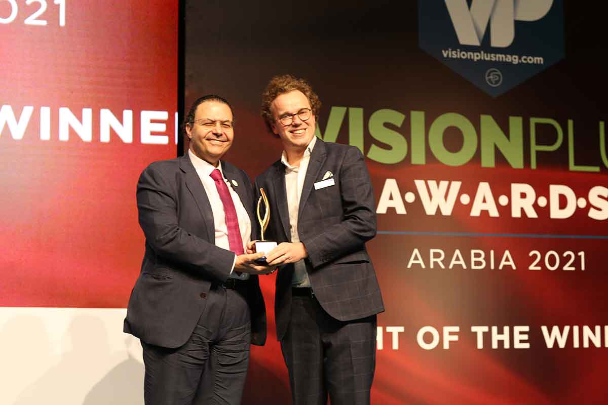 1_Baudouin-Sériès-of-ZEISS-Vision-Care-receiving-the-VP-Awards-from-Saleh-Al-Shawa