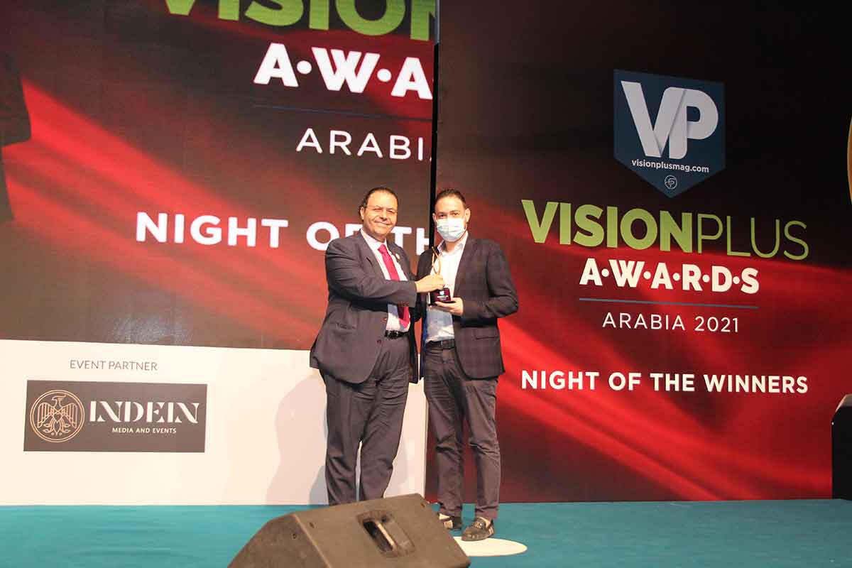 1_Sharif-Atassi-of-Amico-receiving-the-VP-Awards-trophy-on-behalf-of-Freshlook-for-Most-Popular-Coloured-Contact-Lens-from-Saleh-Al-Shawa