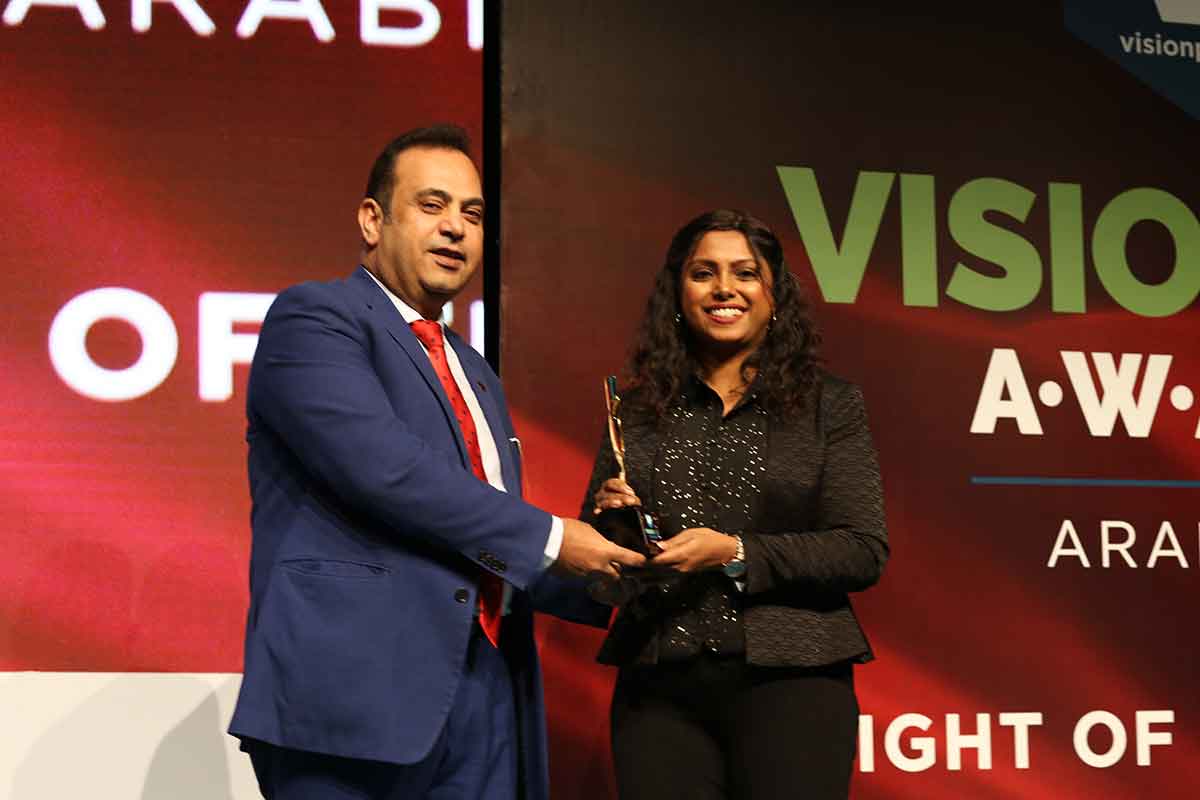 1_Sonia-Babu-of-Luxottica(right)-receiving-the-VP-Awards-for-Miu-Miu-from-Abd-Elhalim-Yousef