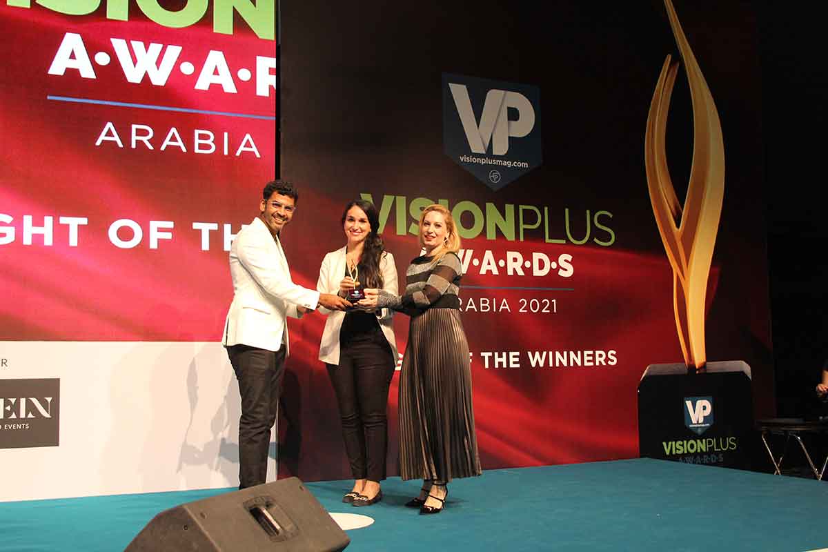 2_Safilo-team-receiving-the-VP-Awards-trophy-for-Best-New-Spectacle-Frame-(Designer)-from-Jasbir-Bolar-(left)
