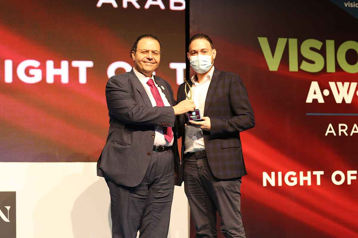 2_Sharif-Atassi-of-Amico-receiving-the-VP-Awards-trophy-on-behalf-of-Freshlook-for-Most-Popular-Coloured-Contact-Lens-from-Saleh-Al-Shawa