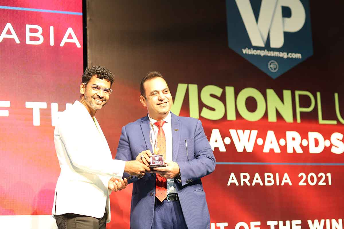 Abd-Elhalim-Yousef-of-Exalt-Cycle-(right)-receiving-the-VP-Awards-trophy-for-Best-New-Spectacle-Frame-(Popular)-from-Jasbir-Bolar