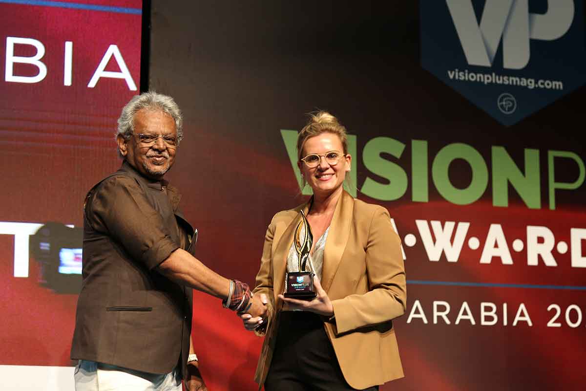 Nathalie-Geeroms-of-ZEISS-Vision-Care-receiving-the-award-from-Mr-Siraj-Bolar