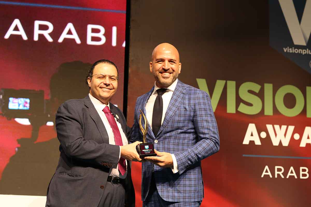 Talal-El-Chichakli-of-Silhouette-(right)-receiving-the-VP-Awards-trophy-from-Saleh-Al-Shawa-closeup
