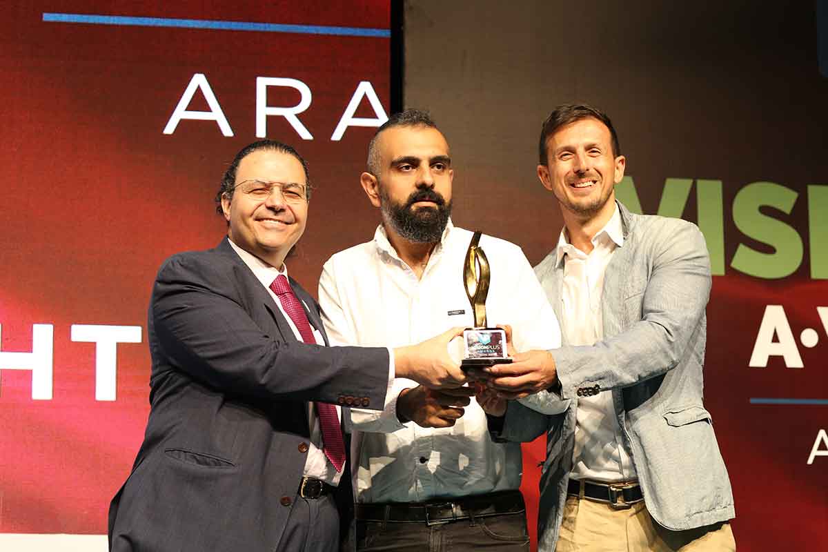 The-Maui-Jim-team-(right-and-centre)-receiving-the-VP-Awards-trophy-from-Saleh-Al-Shawa